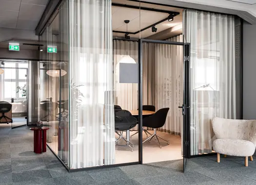 Inglasat mötesrum på ett kontor